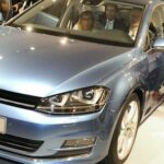 En bil visas upp på en bilmesse. (AI text)