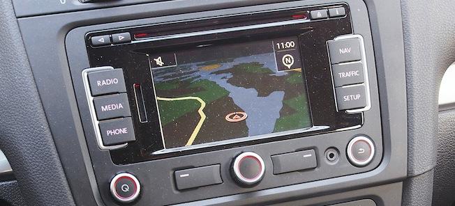 En bil med en GPS-system i instrumentbrädan. (AI text)