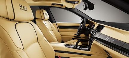 Inredningen i en bil med ljusbruna lädersäten (AI text)