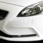 En vit Volvo V40 parkerad i garaget. (AI text)