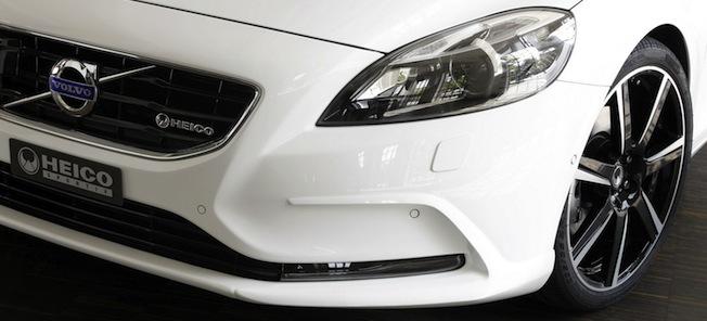 En vit Volvo V40 parkerad i garaget. (AI text)