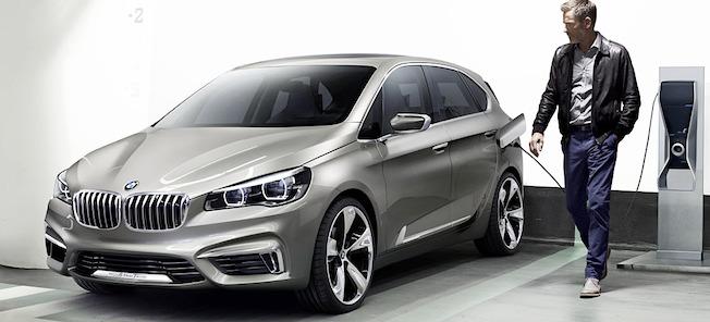 BMW X1 xDrive-konceptbil i en parkeringsplats (AI text)