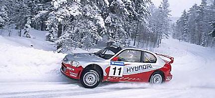 En rallybil kör nedför en snöig väg. (AI text)