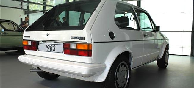 En liten bil i en showrum (AI text)