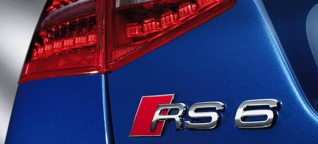 bakspeglar på en blå bil med RS 6-logotyp (AI text)