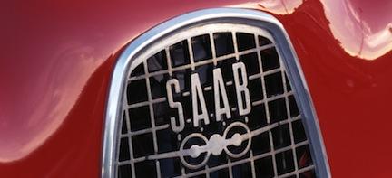 En röd sportbil med en grill och en grill. (AI text)