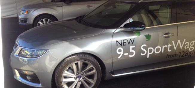 En Audi A4 Sportwagon parkerad i en garageplats. (AI text)