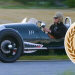 En man kör en vintagebil. (AI text)