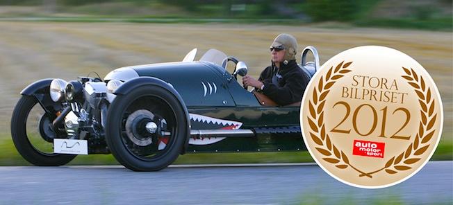 En man kör en vintagebil. (AI text)