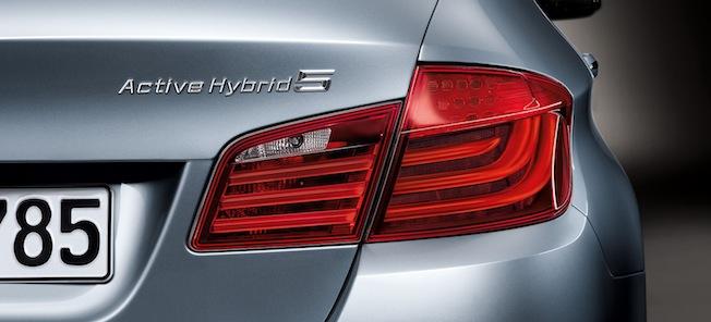 bakdelen av en silverbil (AI text)