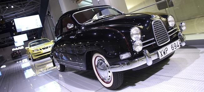 En bil visas upp i ett museum. (AI text)