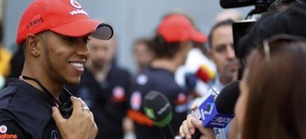 en raceförare pratar med journalister (AI text)