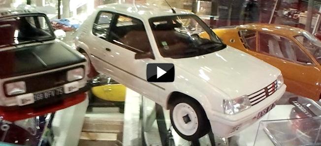 En grupp bilar i en utställningshylla (AI text)