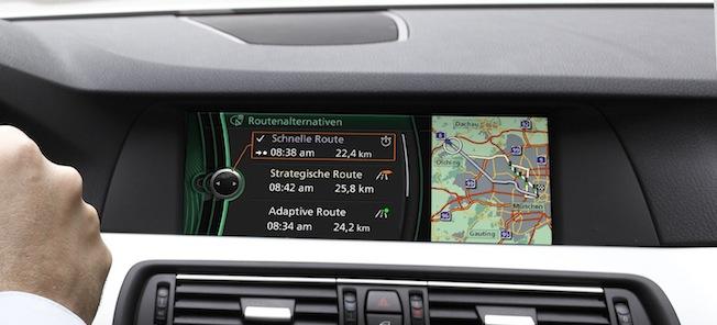 En man kör en bil med en GPS-system. (AI text)