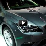 En bil visas upp på en bilmesse. (AI text)