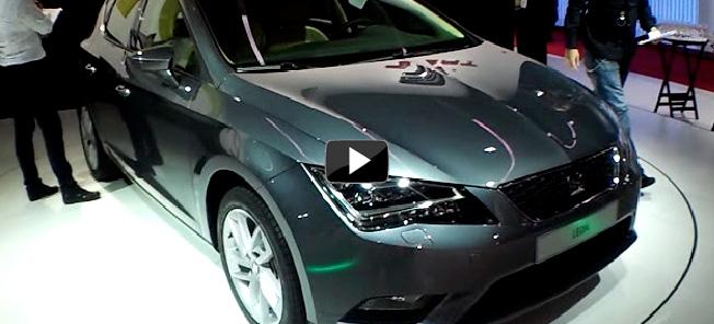 En bil visas upp på en bilmesse. (AI text)