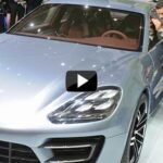 En person står bredvid en Porsche Cayman GTS. (AI text)