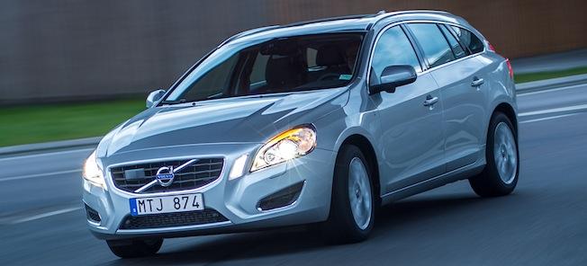 En Volvo V60 kör nedför en väg. (AI text)