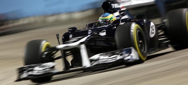 En racingbil tävlar på en bana. (AI text)