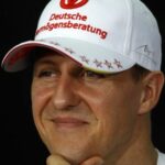 En racerförare i en vit mugg och vit hatt. (AI text)