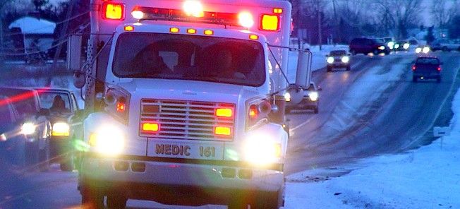 En snöig väg med en bil i bakgrunden. (AI text)