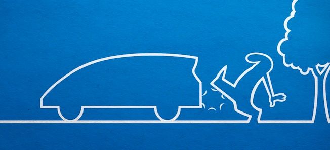 En bil står parkerad i en parkeringsplats. (AI text)