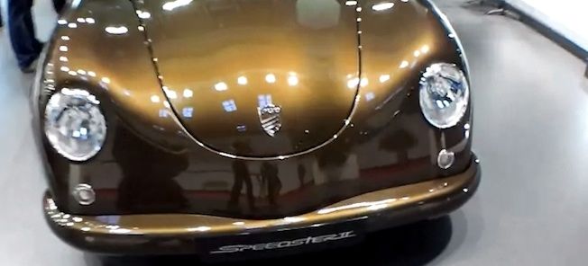 En man står bredvid en bil. (AI text)