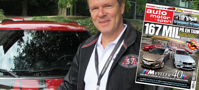 En man står bredvid en bil. (AI text)