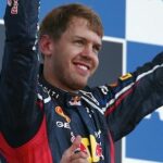 Red Bull-föraren firar segern efter loppet (AI text)