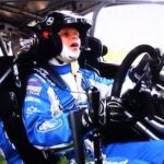 En racerförare och en mekaniker i cockpiten. (AI text)