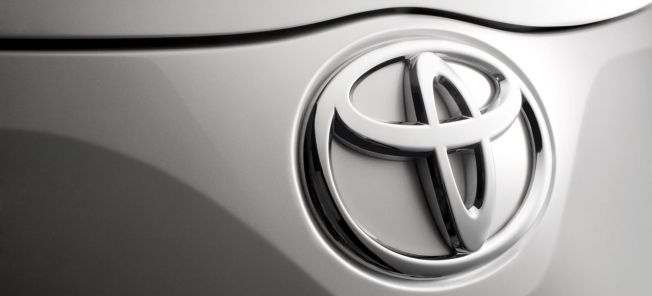ett toyota-logotyp på huven av en bil (AI text)