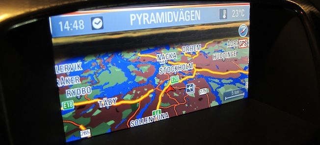 En bil med en GPS-skärm på instrumentbrädan. (AI text)