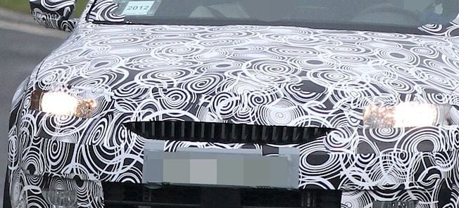 En bil spanas på en väg. (AI text)