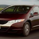 En Honda Clarity kör längs en landsväg. (AI text)