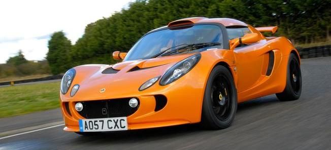 En Lotus Evora kör på en bana. (AI text)