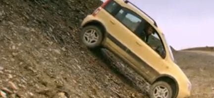 En SUV kör nerför en backe. (AI text)