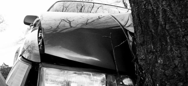 En bil är parkerad i ett träd. (AI text)