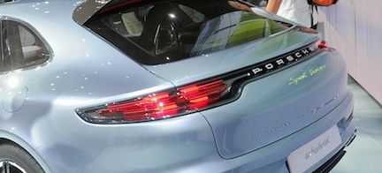 En Porsche Macan visas upp på den kinesiska bilutställningen. (AI text)