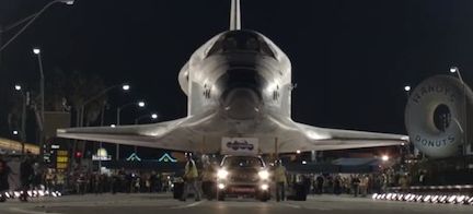 En rymdfär parkerad på en gata (AI text)