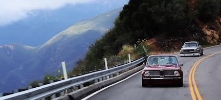 En bil kör nerför en bergsväg. (AI text)