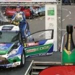 En rallybil kör nedför en backe. (AI text)