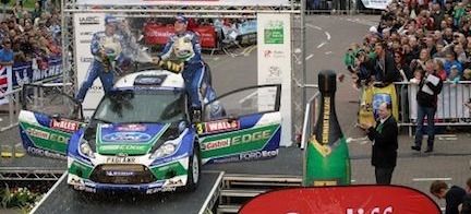 En rallybil kör nedför en backe. (AI text)