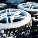 grupp däck i snön (AI text)
