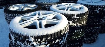 grupp däck i snön (AI text)