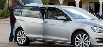 En silverfärgad Volkswagen Golf med öppnat bagageutrymme. (AI text)