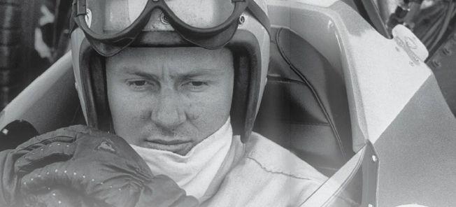 En man i en racebil (AI text)