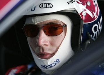 en person i en rallybil (AI text)