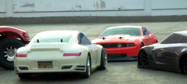 En grupp bilar i en parkeringsplats (AI text)