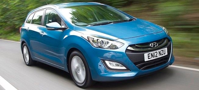 En blå bil kör nedför en landsväg. (AI text)