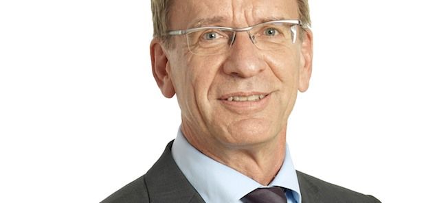 En man i kostym och slips (AI text)